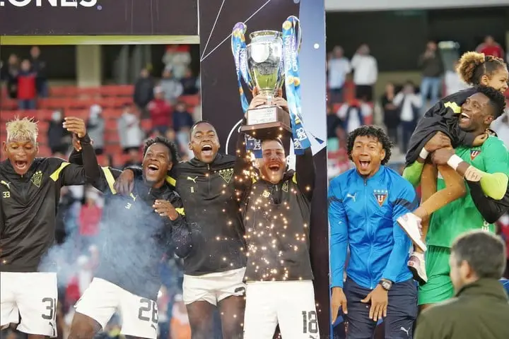 Liga campeón: Ezequiel Piovi levanta el trofeo de la Copa de Campeones (@LDU_oficial)