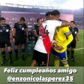 El saludo de Marcos Rojo a Enzo Pérez