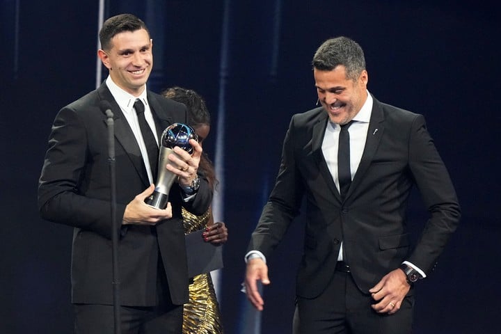 Emiliano Martinez recibiendo el premio de las manos de Julio Cesar. (AP)
