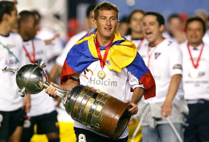 Javier Urrutia y la primera Libertadores para un equipo de Ecuador (AP / archivo)