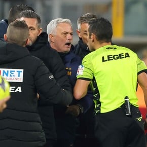 Terrible enojo de Mourinho: increpó a un árbitro y recibió una dura sanción