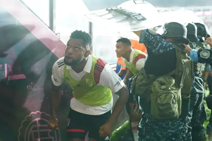 Los jugadores de River se retiraron de la Fortaleza en medio de una lluvia de proyectiles. Foto: Juano Tesone.