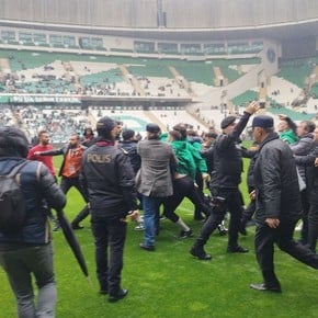 En Turquía, se agarran a trompadas jugadores... ¡antes del arranque del partido!
