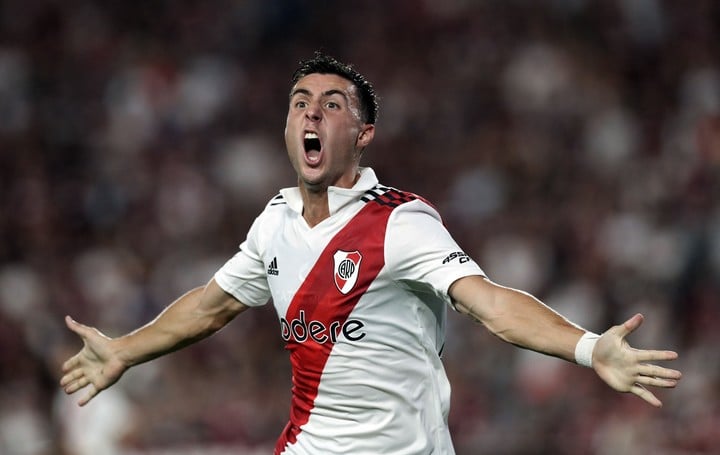 River Plate's midfielder Jose Paradela celebrates after scoring a goal against Lanusduring their Argentine Professional Football League Tournament 2023 match at Ciudad de Lanus stadium in Lanus, Buenos Aires province, Argentina, on March 4, 2023. (Photo by ALEJANDRO PAGNI / AFP)