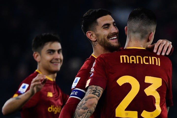 La Roma de Dybala juega cada vez mejor bajo las órdenes de Mourinho (AFP)