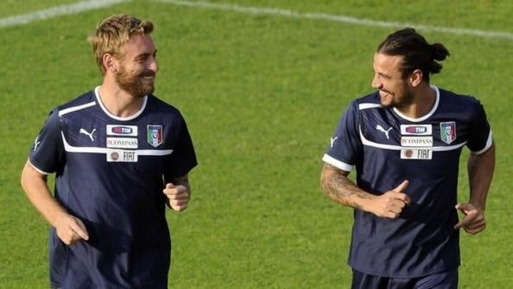 Daniel Osvaldo junto a Daniele De Rossi en la selección italiana.