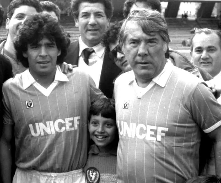 Sívori junto a Diego Maradona en una campaña de Unicef en Italia (AP).