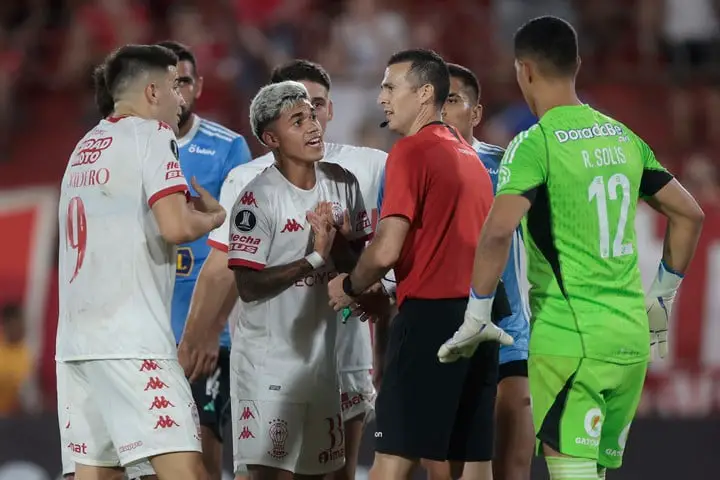 Los jugadores de Huracán le protestan al árbitro (EFE).