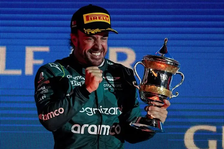 El piloto de Aston Martin Fernando Alonso tras quedar tercero en el Gran Premio de Bahréin, el domingo 5 de marzo de 2023. (AP Foto/Ariel Schalit)