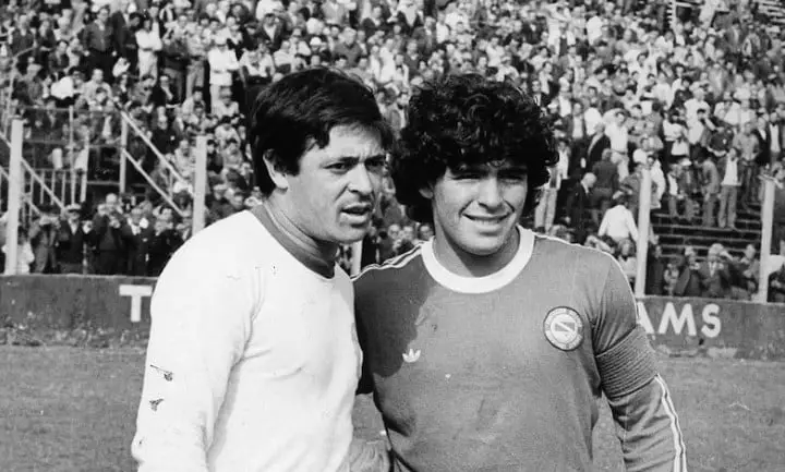Houseman y Maradona, una imagen de enorme valor, en Huracán-Argentinos.