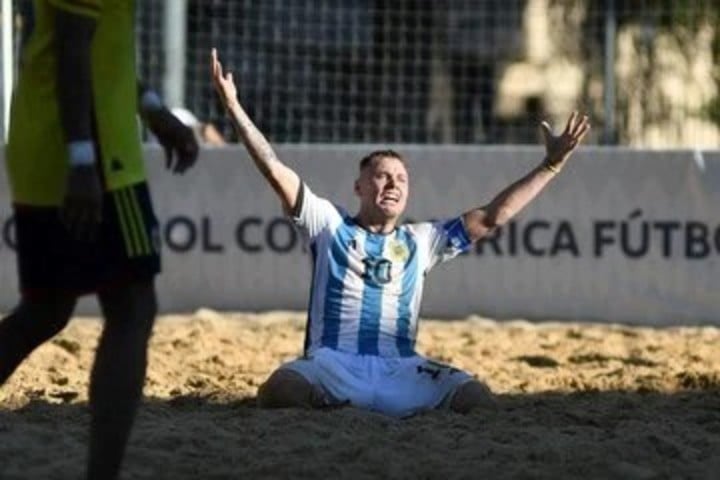 Lucas Ponzetti, el diez argentino de fútbol playa (AFA).