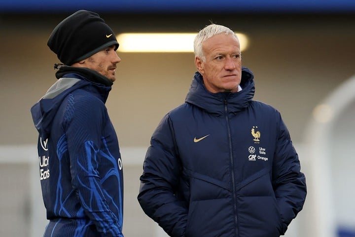 Deschamps y Griezmann durante el entrenamiento. (Photo by FRANCK FIFE / AFP)