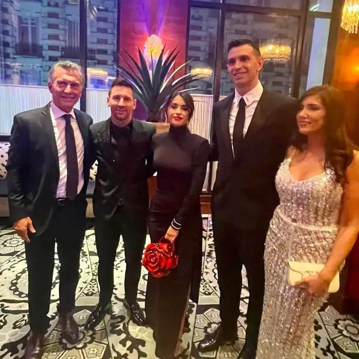 Macri con Messi, Emi Martínez y las esposas de los futbolistas.