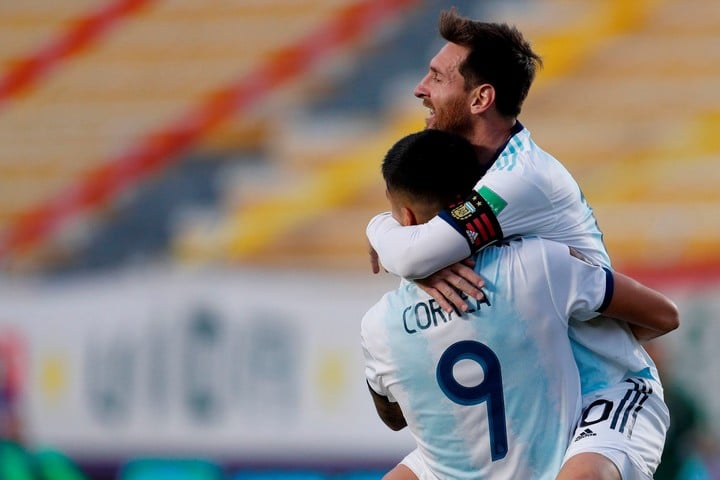 Messi festeja con el 2-1 en La Paz con Joaquín Correa, autor del gol del triunfo. (Photo by Juan KARITA / various sources / AFP)