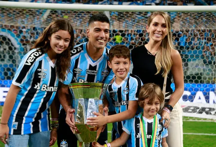 Luis Suárez con el trofeo y su familia (Foto: AFP).