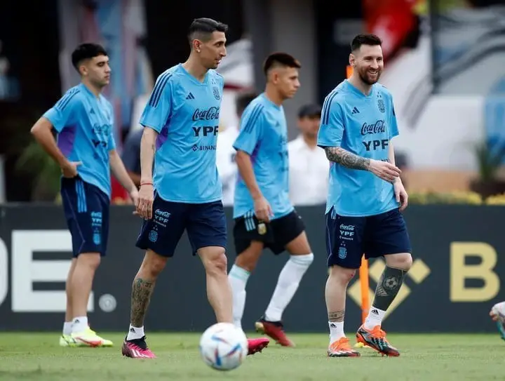 El Diablito Echeverri entrenando junto a Di María y Messi (Foto: REUTERS/Agustin Marcarian).