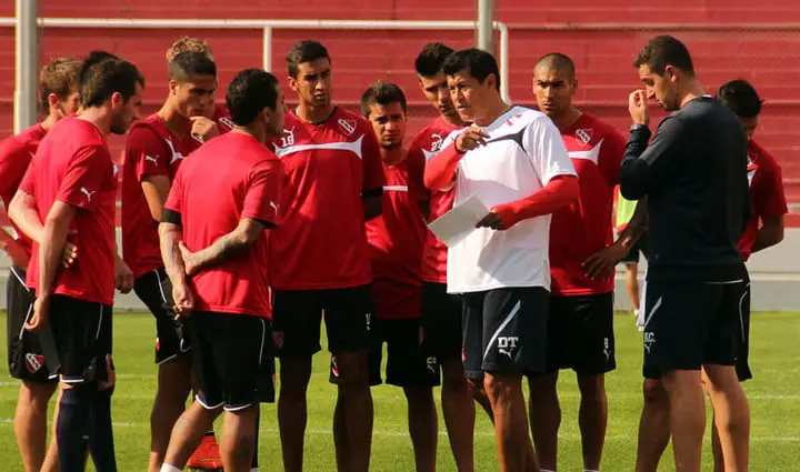 Almirón con Rolfi y Cía. en la práctica de Independiente.