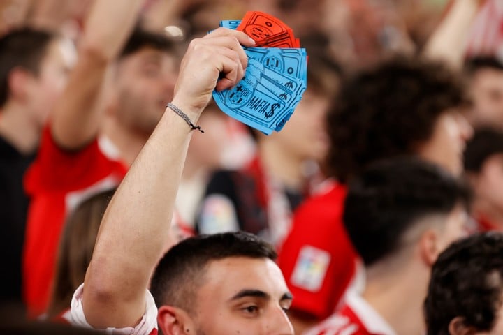 Un fan del Athletic de Bilbao con billetes en repudio al Barcelona.