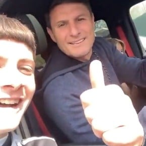 Video: la gastada de un hincha del Milan a Zanetti y su reacción