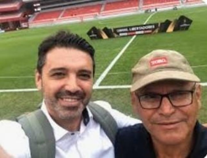 Muscio (izquierda) junto a un canchero de Independiente.