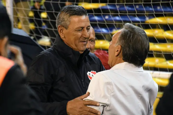 Monzón se abrazó con Miguel Ángel Russo en la previa. (Foto: Juan José García)