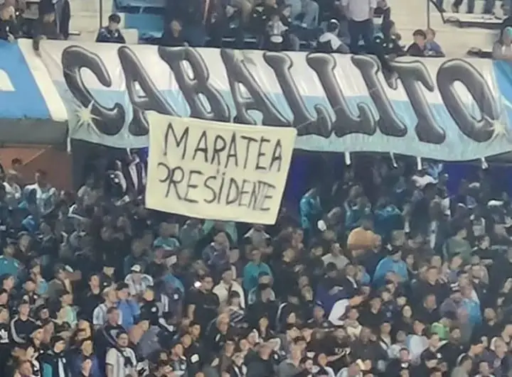 La bandera de Racing a Independiente por Matarea.