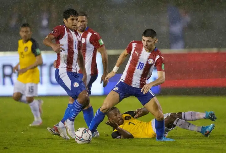 Julio Enciso (19) siendo rival de Estupiñán con Paraguay.