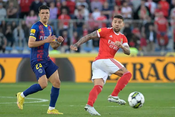 Chaves's Spanish forward Hector Hernández (L) vies with Benfica's Argentine defender Nicolas Otamendi during the Portuguese league football match between GD Chaves and SL Benfica at the Municipal Eng. Manuel Branco Teixeira stadium in Chaves on April 15, 2023. (Photo by Fernando VELUDO / AFP)