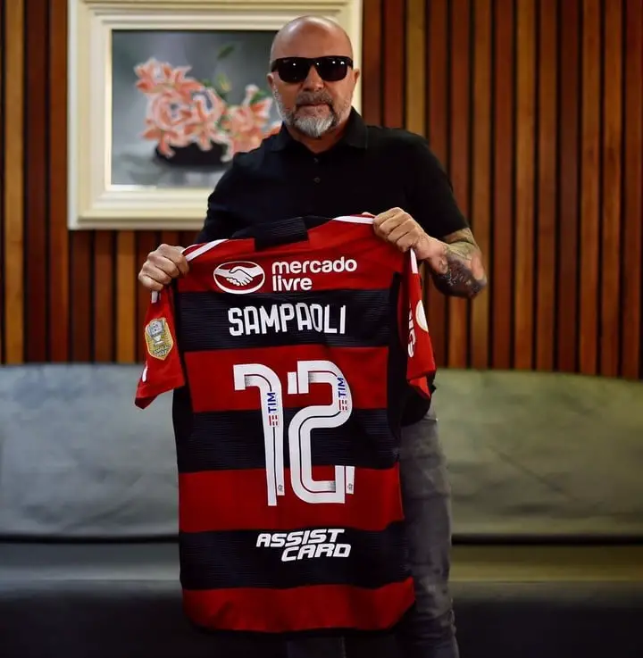 Jorge Sampaoli con la casaca de Flamengo.