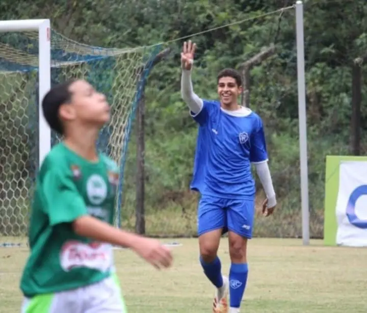 Adrianinho, hijo del histórico Adriano, firmó su primer contrato profesional. (Prensa Serrano FC)