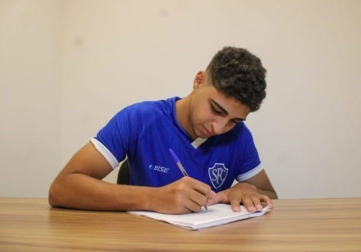 Adrianinho, hijo del histórico Adriano, firmó su primer contrato profesional. (Prensa Serrano FC)