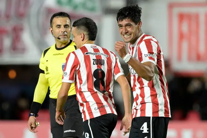 Santiago Nunez festejando su gol junto a Fernando Zuqui (Foto: AFP).