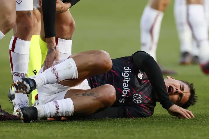 Paolo Dybala no pudo jugar completo el partido de ida (Foto: EFE).