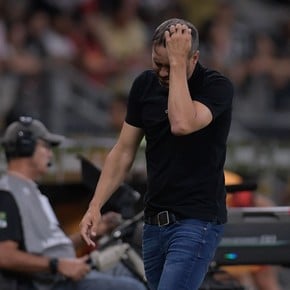 Explosiva noche de Coudet en el Atlético Mineiro: derrota, cerveza y renuncia sobre la mesa