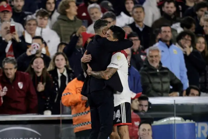 Demichelis y el abrazo con Enzo Pérez (Fotobaires).