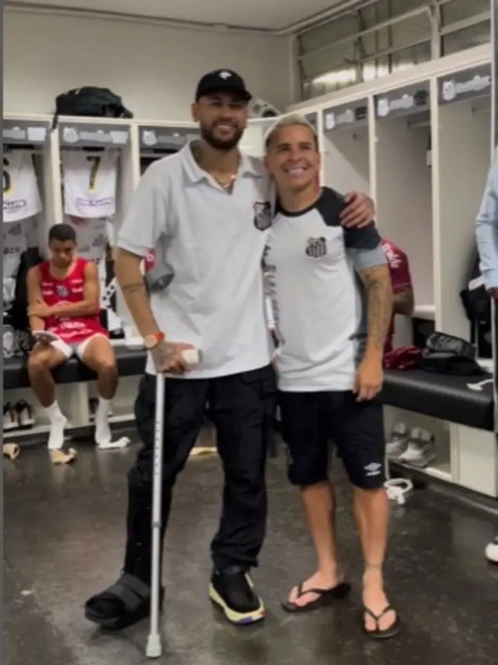 La visita de Neymar al estadio de Santos.
