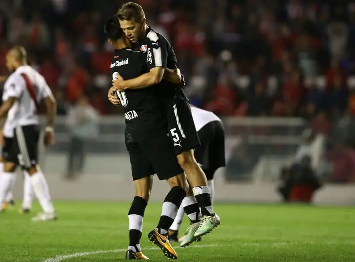 Meza abraza a Domingo, autor del 1-0 de 2017, última victoria del Rojo contra River. (Fotobaires)