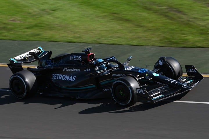 El piloto de Mercedes tiene su mirada. (AFP)