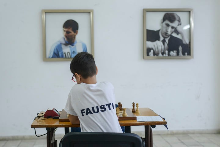 Con Messi y Bobby Fischer de fondo, Faustino se prestó a las fotos.
Foto:Costanza Niscovolos