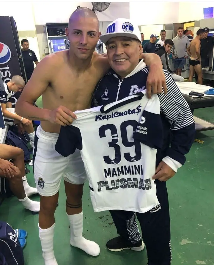 Ivo, rapado previo a su debut, junto a Diego en 2020.(Foto: IG Ivomammini)