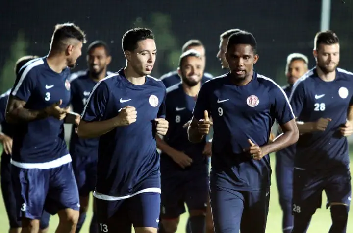 Antalyaspor's new French midfielder Samir Nasri (L) runs next to Antalyaspor's Cameroonian forward Samuel Eto'o (R) during his first pratice session after his signing ceremony in Antalya, on August 22, 2017.
Nasri on signed a two year deal to join Turkish top flight side Antalyaspor from Manchester City, the club said. / AFP PHOTO / DEPO PHOTOS / STR / Turkey OUT Antalya Samir Nasri entrenamiento del Antalyaspor futbol futbolistas entrenamientos