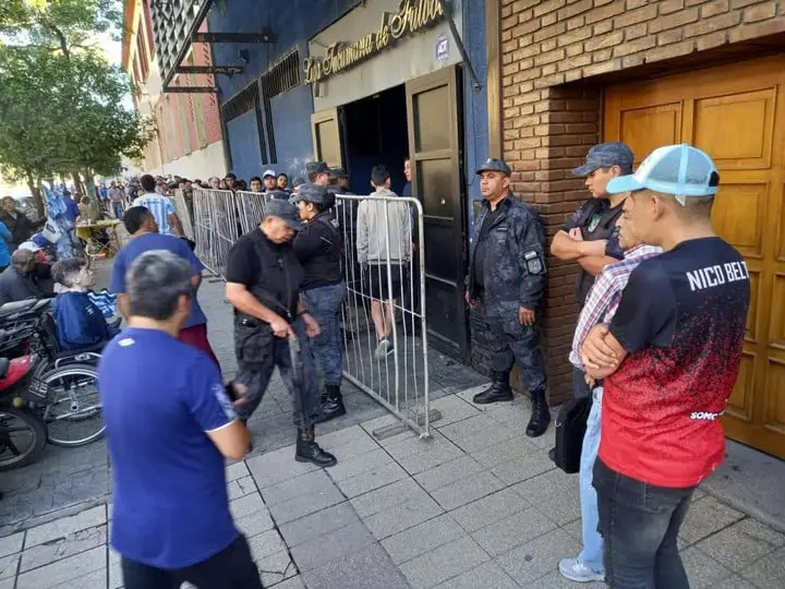 Largas filas para conseguir una entrada para Atlético Tucumán- River. Foto: La Gaceta de Tucumán.