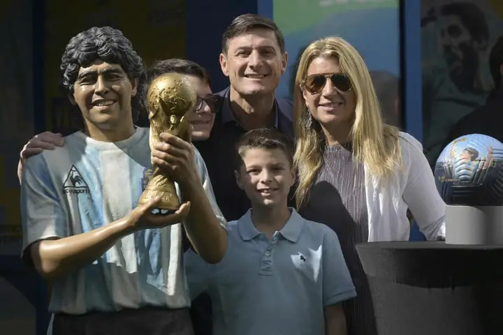 Zanetti y su familia con una estatua en homenaje a Maradona en Qatar.