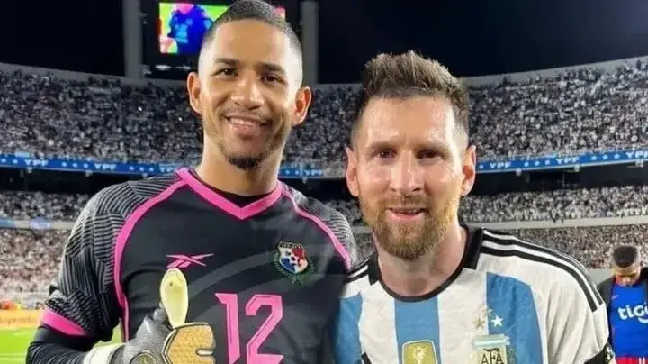 José Guerra, arquero de Panamá, le tapó casi todo a Messi y después se sacó una foto. (@joseguerra_12)
