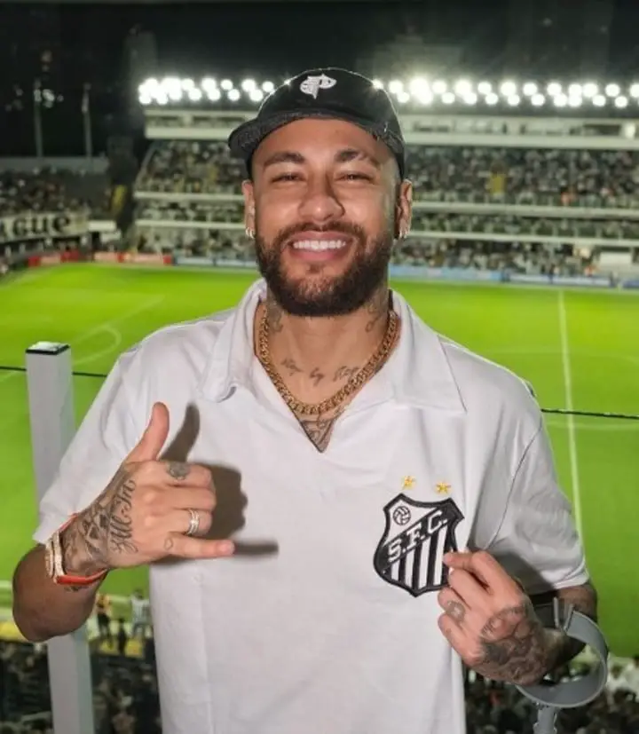 La visita de Neymar al estadio de Santos.