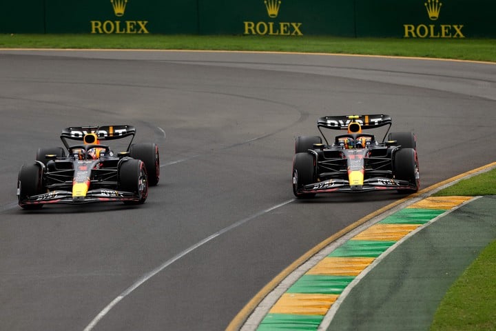 Verstappen y Checo Pérez, juntos en la pista sólo para la foto. (AFP).