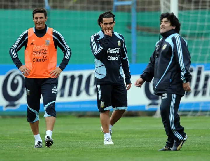 Zanetti, Tevez y Maradona en una práctica en 2009.