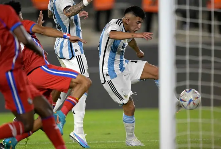 El primer gol de Almada con la Selección. (AFP) 