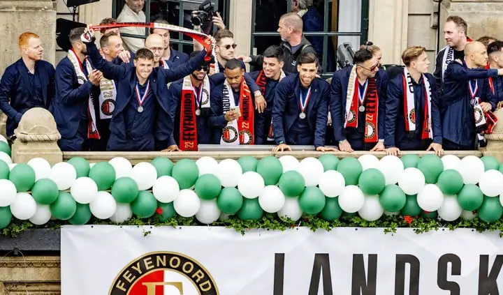 Rotterdam (Netherlands), 15/05/2023.- Feyenoord players celebrate on the balcony of the town hall winning the national championship, in Rotterdam, Netherlands, 15 May 2023. Feyenoord sealed their 16th Dutch Eredivisie title with two games to go after winning over Go Ahead Eagles in Rotterdam on 14 May. (Países Bajos; Holanda) EFE/EPA/ROBIN UTRECHT