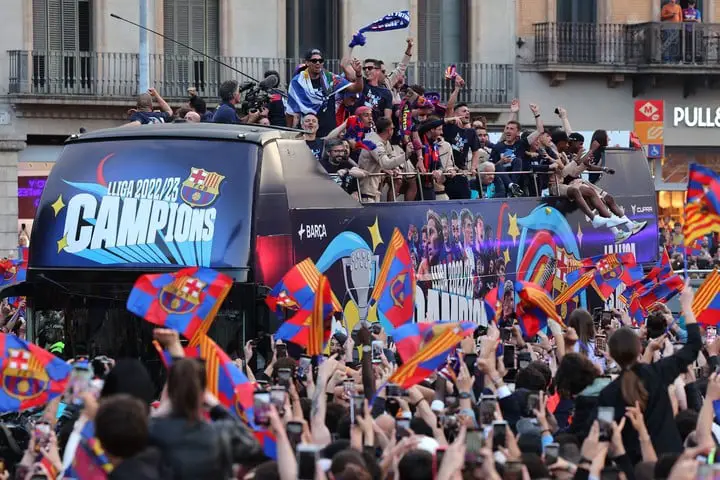 Barcelona festejó el título por las calles de la ciudad (AFP).